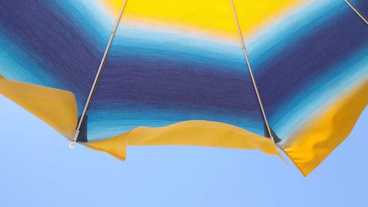 Perché ogni estate siamo ostaggio degli stabilimenti balneari?
