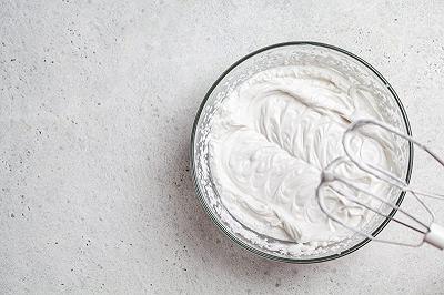 Montate la panna e il cocco e aggiungete alla crema