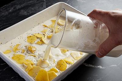 Versate la panna e il latte