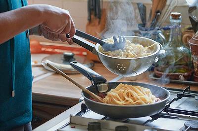 Mantecate gli spaghetti con gamberi e limone