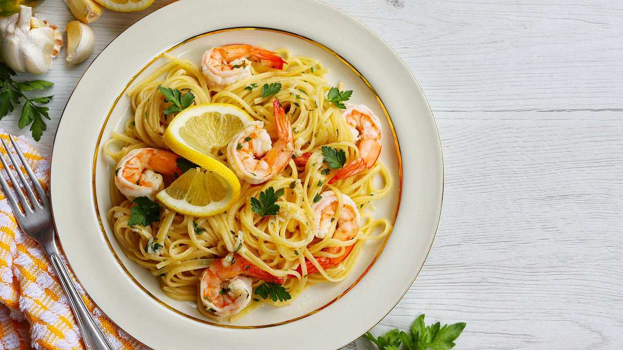 Pasta al limone e gamberi, una ricetta fresca e facile