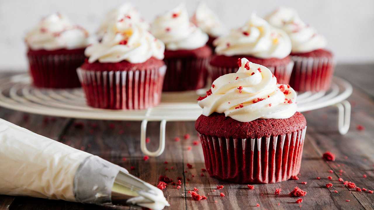 Red velvet cupcake, la ricetta originale dei dolcetti soffici e bellissimi