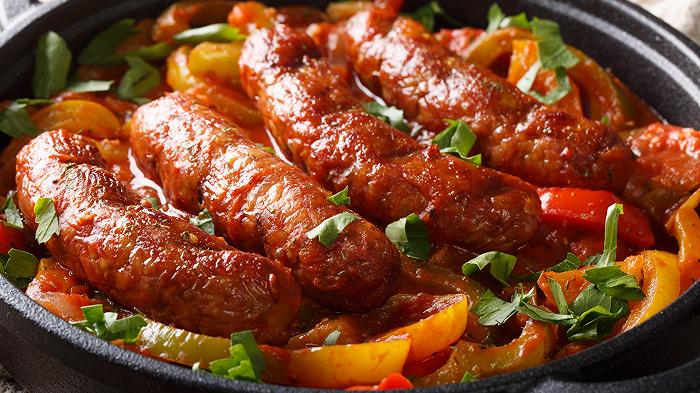 Salsiccia al sugo, una ricetta facile in umido