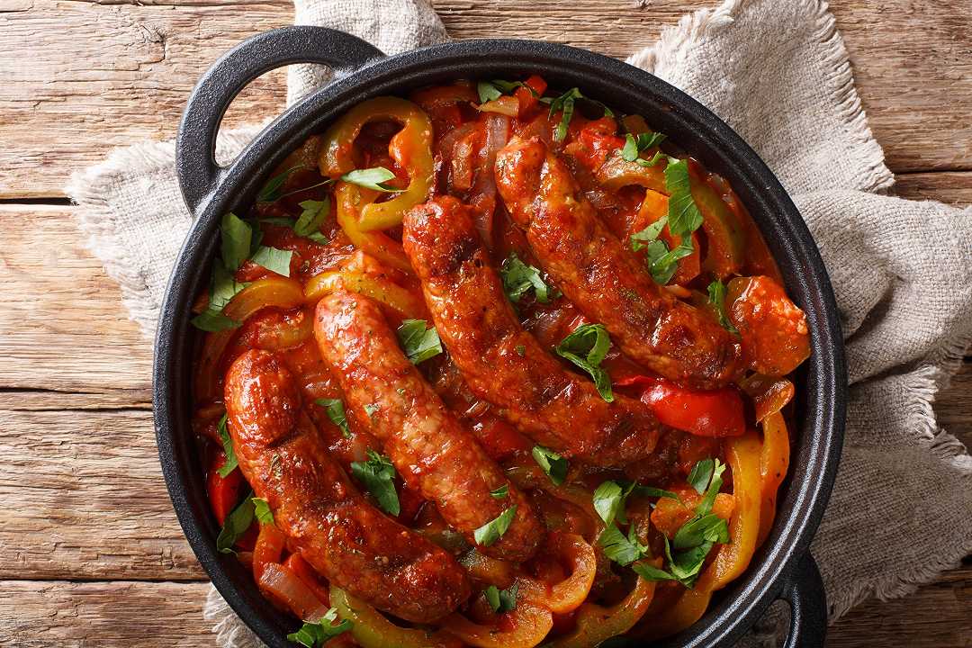 Salsiccia al sugo, una ricetta facile in umido