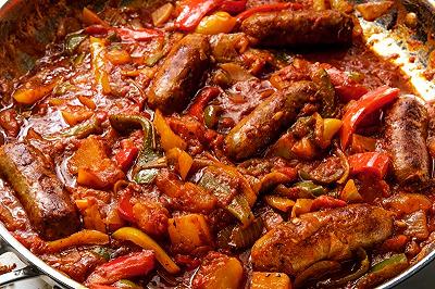 Cuocete le salsicce con il sugo