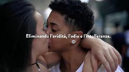L’inutile crociata di Simone Pillon contro le “pomiciate lesbiche” in un vecchio spot Lavazza