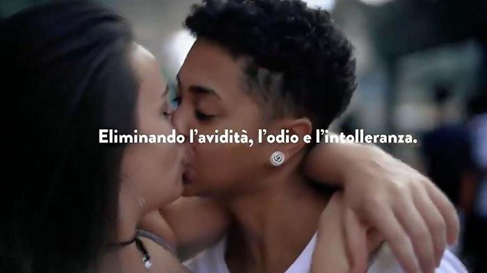 L’inutile crociata di Simone Pillon contro le “pomiciate lesbiche” in un vecchio spot Lavazza