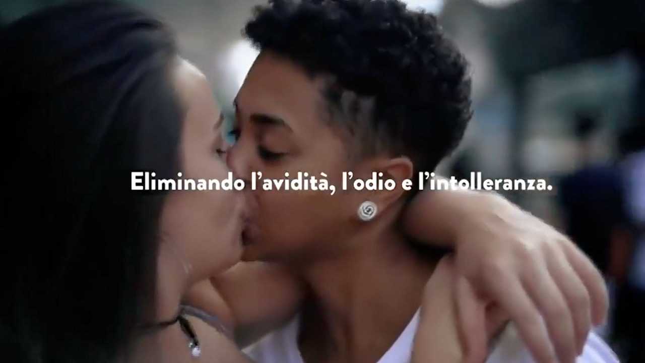 L’inutile crociata di Simone Pillon contro le “pomiciate lesbiche” in un vecchio spot Lavazza