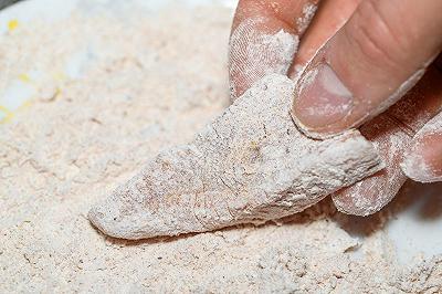 Infarinate i pezzi di tacchino