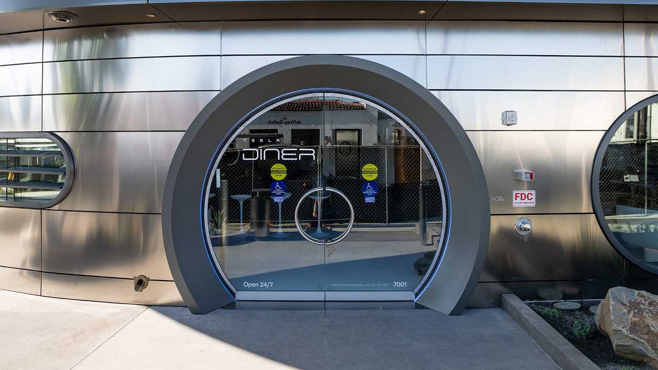 Elon Musk e le promesse non mantenute di Tesla Diner