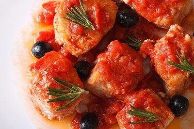 Cuocete  il tonno nella salsa di pomodoro