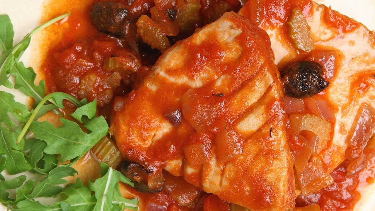 Tonno alla siciliana, la ricetta in umido col tonno fresco