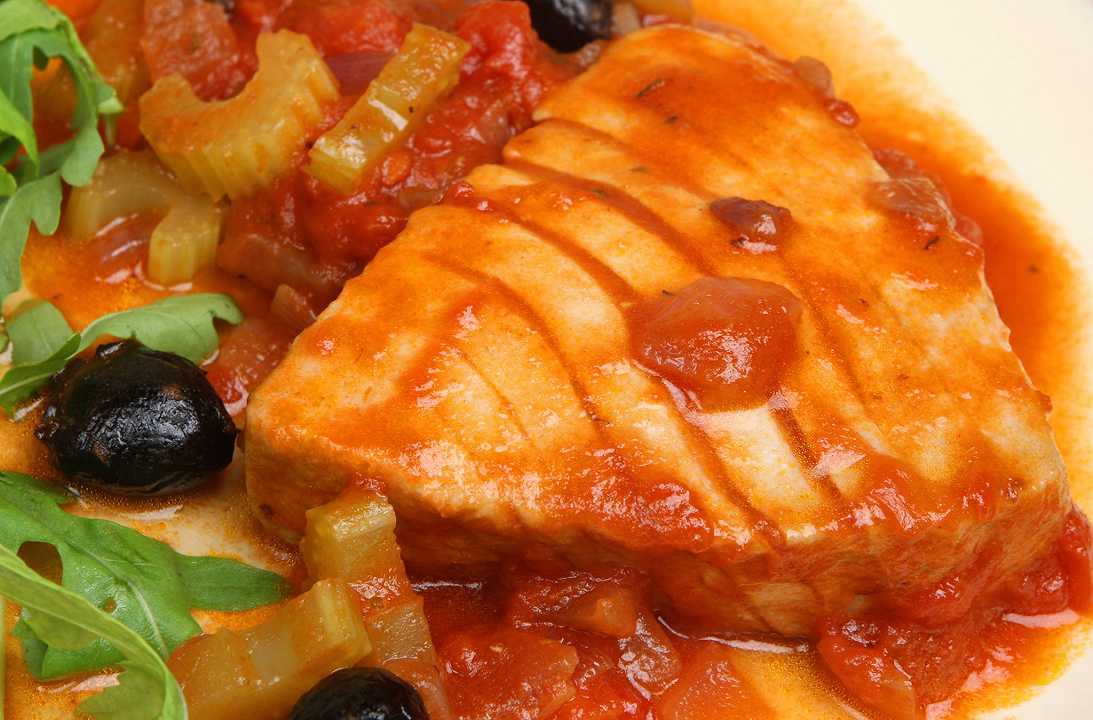 Tonno alla siciliana, la ricetta in umido col tonno fresco