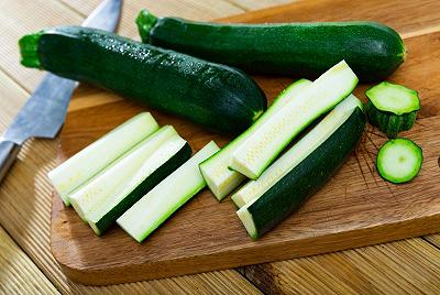 Lavate e tagliate le zucchine