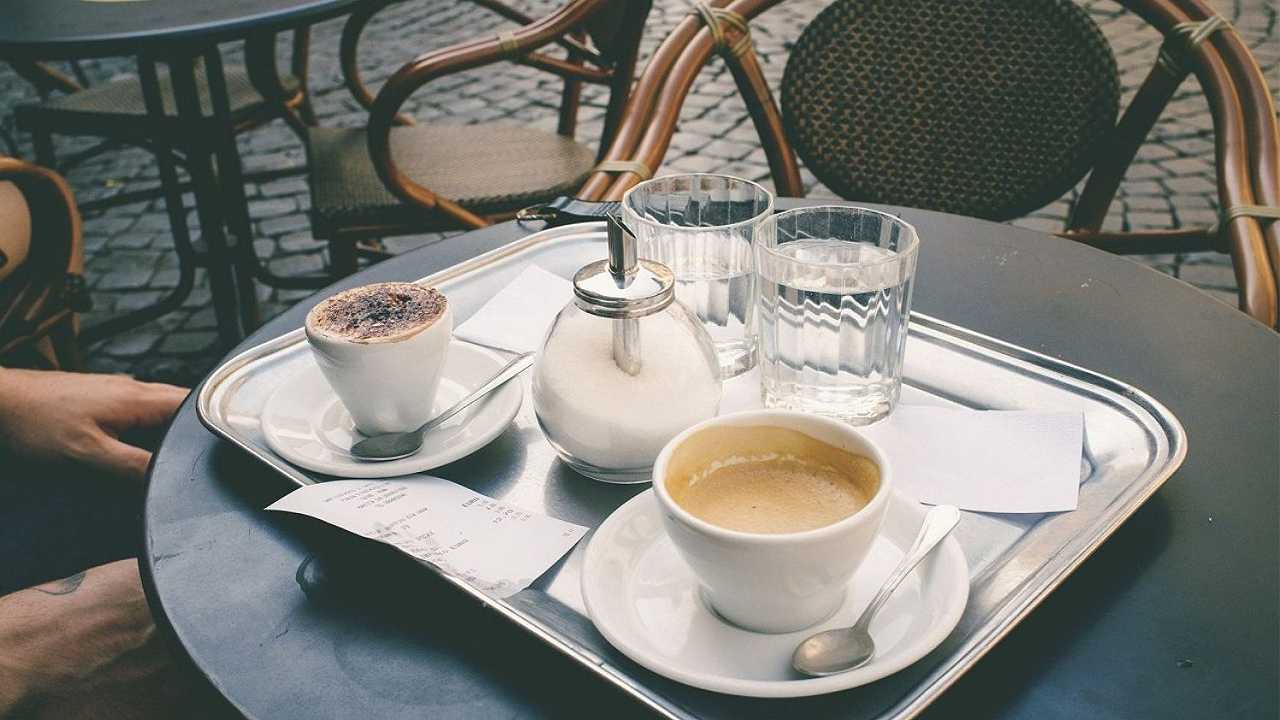 Ci piace o no l’idea della “colazione a tempo” di un bar spagnolo?