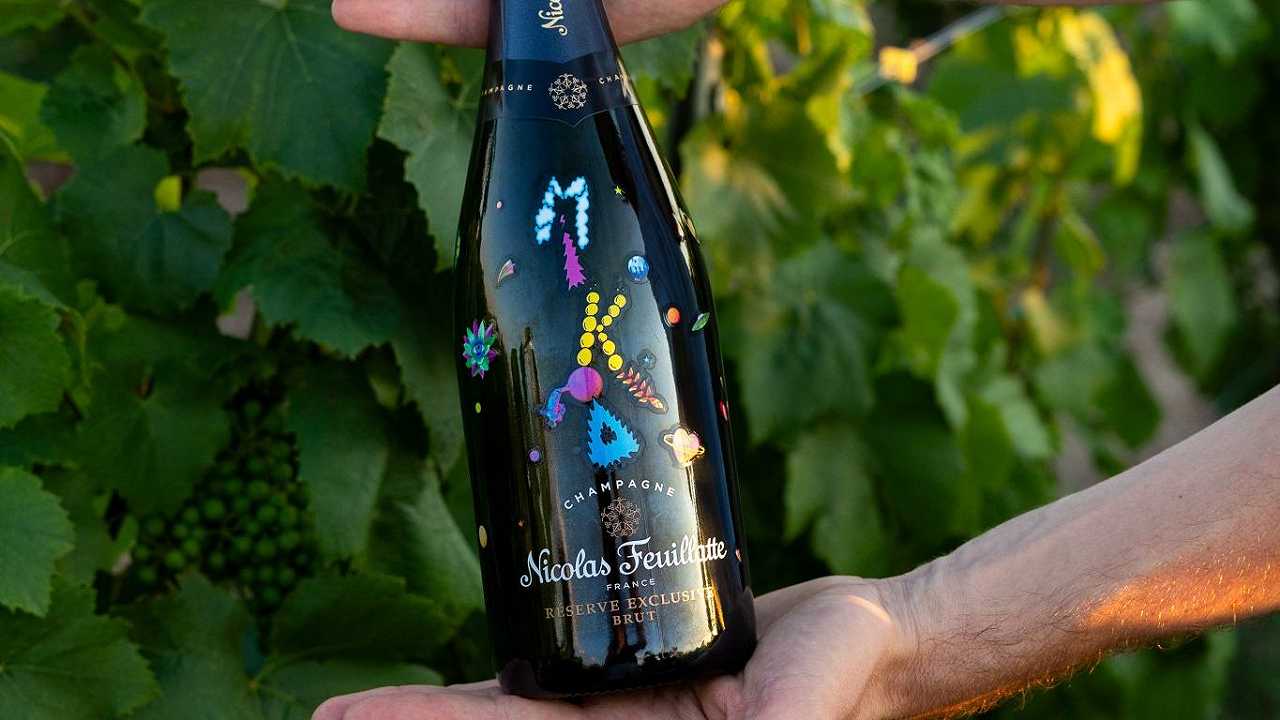 Mika firma la sua bottiglia di Champagne (ed è coloratissima)