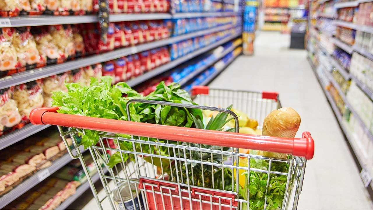 Mangiare meglio a casa per consolarsi, non potendo andare al ristorante: i nuovi dati sulla spesa degli italiani
