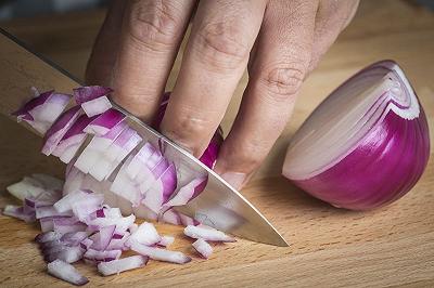 Sbucciate e tritate la cipolla