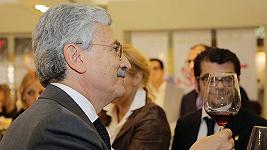 D’Alema alla parata di Xi Jinping prova a vendere il vino in Cina
