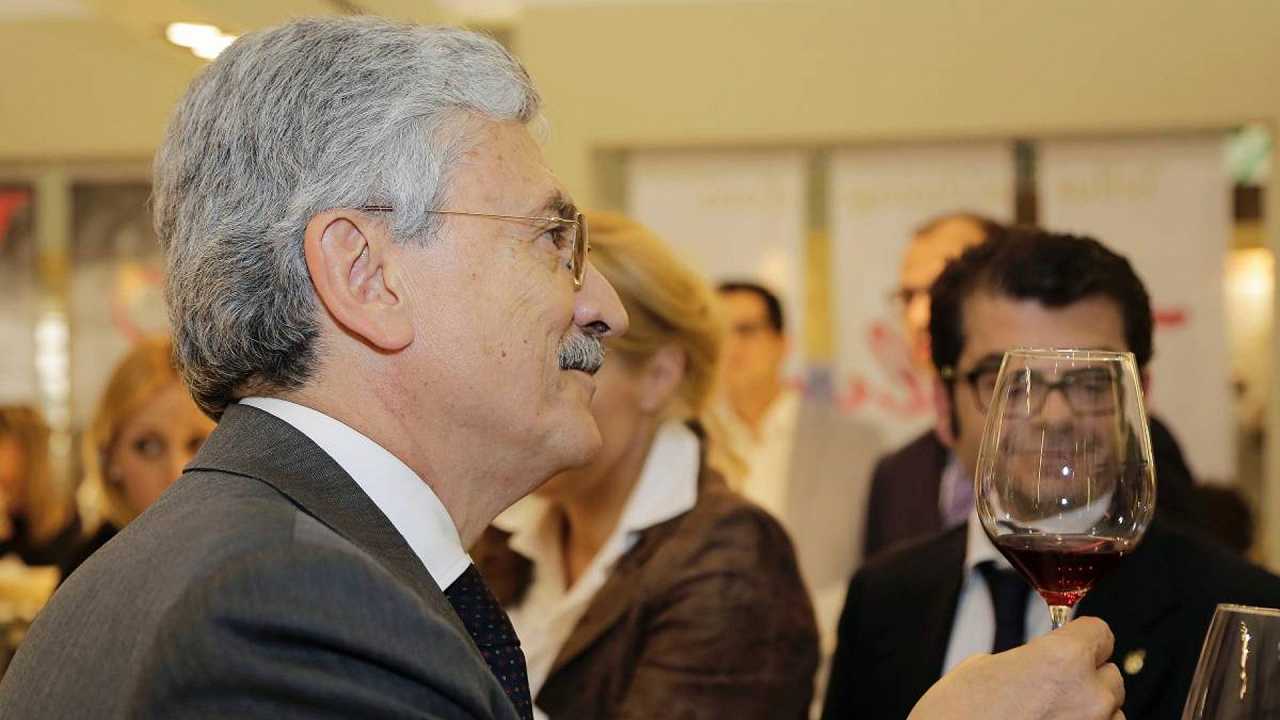 D’Alema alla parata di Xi Jinping prova a vendere il vino in Cina