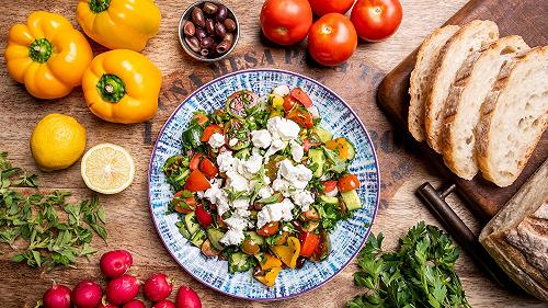 La dieta mediterranea è ancora la migliore che abbiamo, ma non la seguiamo più
