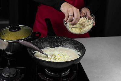Aggiungete sale, pepe, tuorlo e formaggi