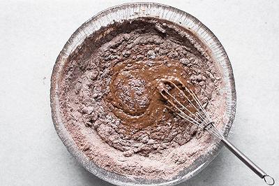 Aggiungete gli ingredienti liquidi