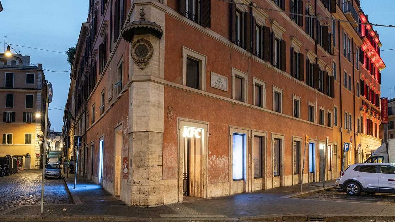 A Roma “in un palazzo d’epoca dal grande valore artistico” apre un gigantesco KFC