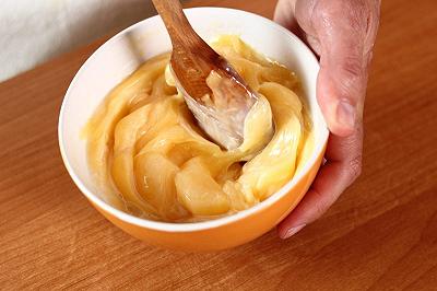 Aggiungete l'olio al tuorlo
