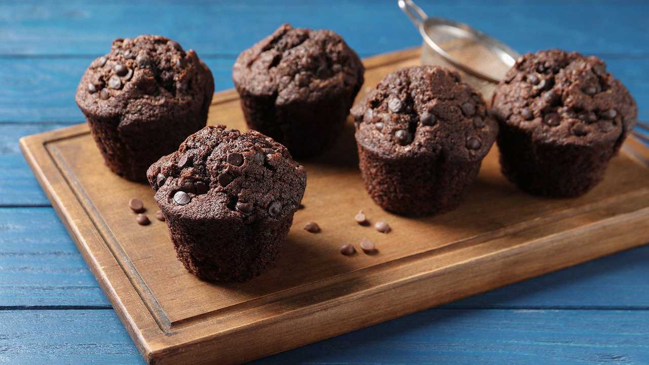 Muffin al cioccolato, la ricetta sofficissima e con la cupola
