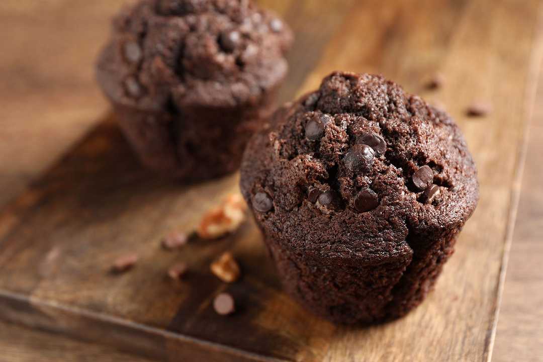 Muffin al cioccolato, la ricetta sofficissima e con la cupola
