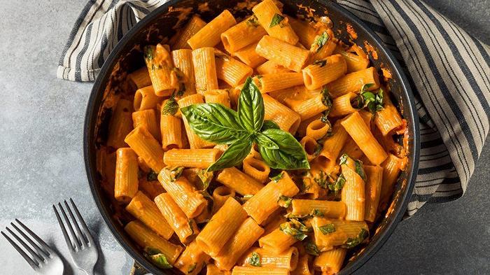 Pasta con crema di peperoni, la ricetta cremosa pronta in 30 minuti