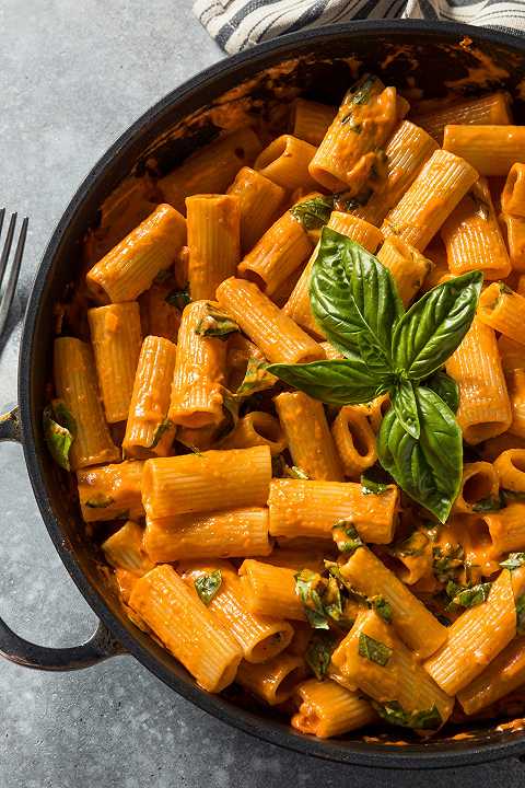 Pasta con crema di peperoni, la ricetta cremosa pronta in 30 minuti