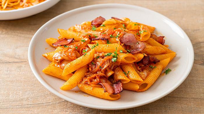Pasta peperoni e pancetta, la ricetta per farla cremosa, saporita e digeribile