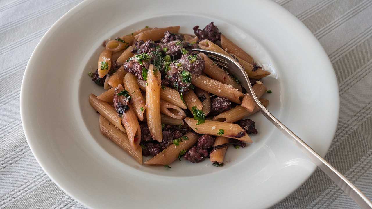 Pasta radicchio e speck, la ricetta cremosa e saporita