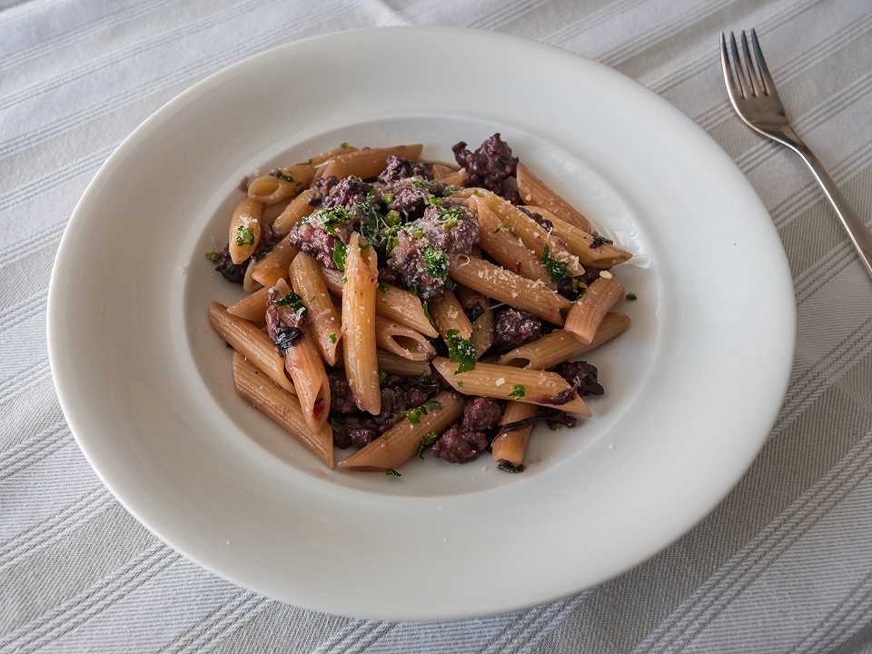 Pasta radicchio e speck, la ricetta cremosa e saporita