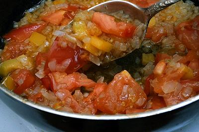 Cuocete peperoni e pomodori