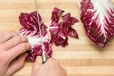 Tagliate il radicchio