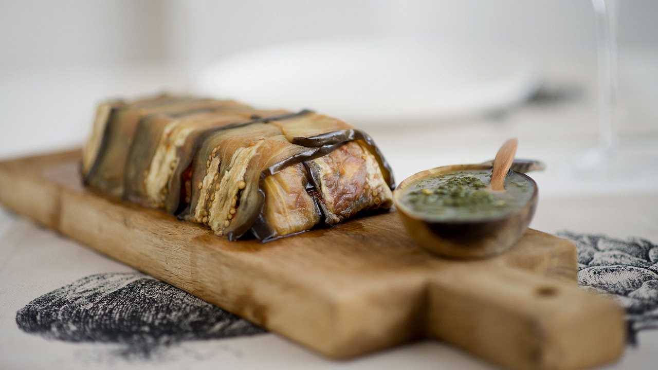 Rotolo di melanzane, la ricetta gustosa con ripieno di prosciutto e formaggio
