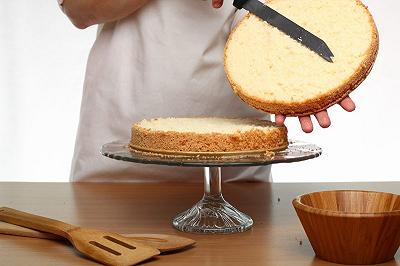 Tagliate la torta a strati