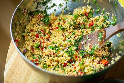 Mescolate gli ingredienti per il tabbouleh