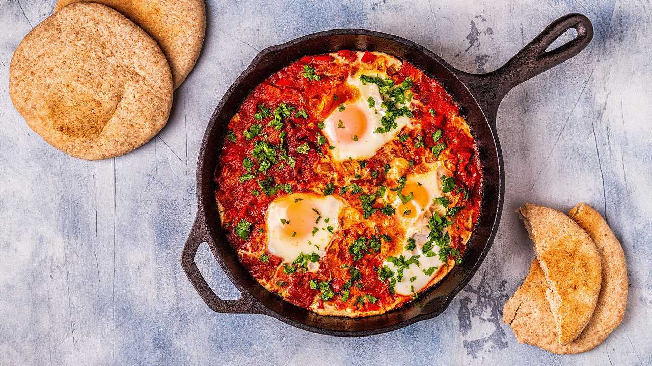 Uova alla contadina, la ricetta originale delle uova al sugo di pomodoro