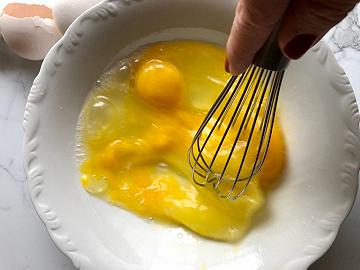 Sbattete le uova e spennellate la sfoglia