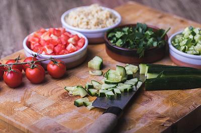 Tagliate pomodoro e cetriolo