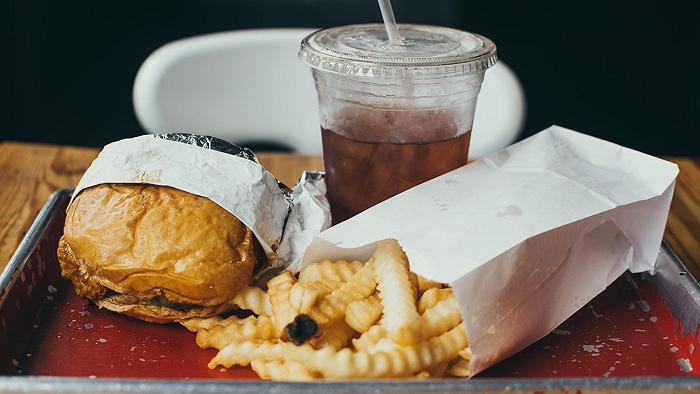 Ecco quali sono i ristoranti-catena che secondo Lollobrigida garantiscono alta qualità