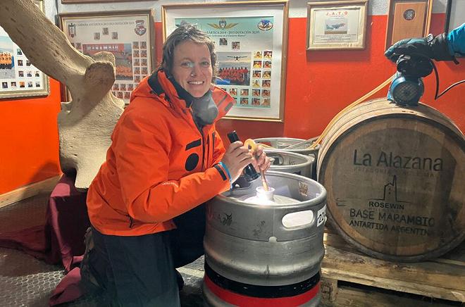 Lila-La-Alazana-Antartica-La-Alazana-Distilleria-whisky