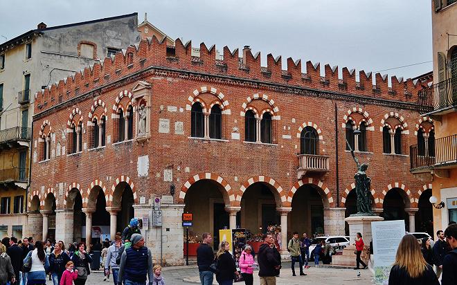 Piazza_delle_Erbe_Domus_Mercatorum_Verona
