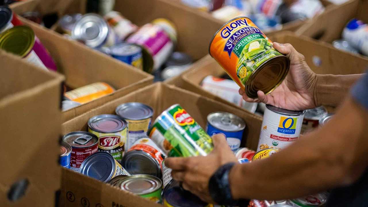 I supermercati statunitensi vendono kit di sopravvivenza: quanto costano e cosa contengono