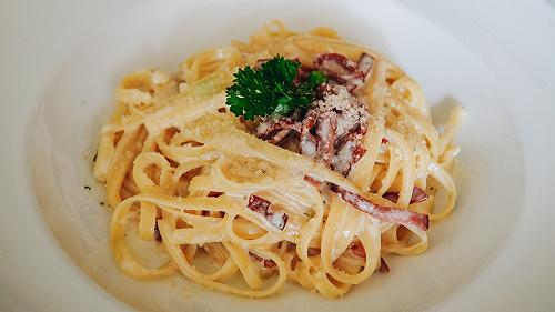 Fettuccine alla papalina, la ricetta romana con le sue varianti