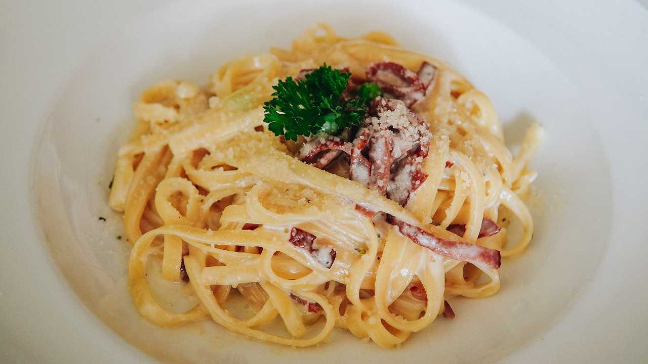 Fettuccine alla papalina, la ricetta romana con le sue varianti